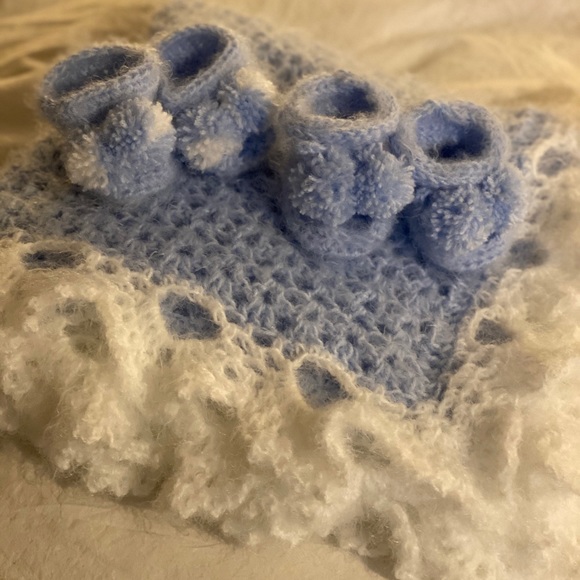 Nostalgic wrap blue baby afghan and booties - Picture 6 of 8